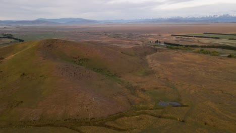 Imágenes-De-Drones-Dando-Vueltas-De-Una-Colina-Marrón-Desnuda-En-Las-Afueras-De-Los-Alpes-Del-Sur-De-Nueva-Zelanda