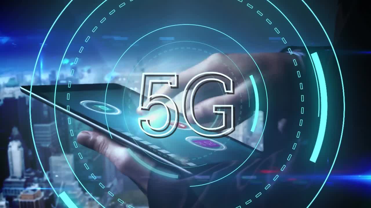 animazione di testo 5g con scansione di campo di applicazione elaborazione dei dati su uomo utilizzando tablet