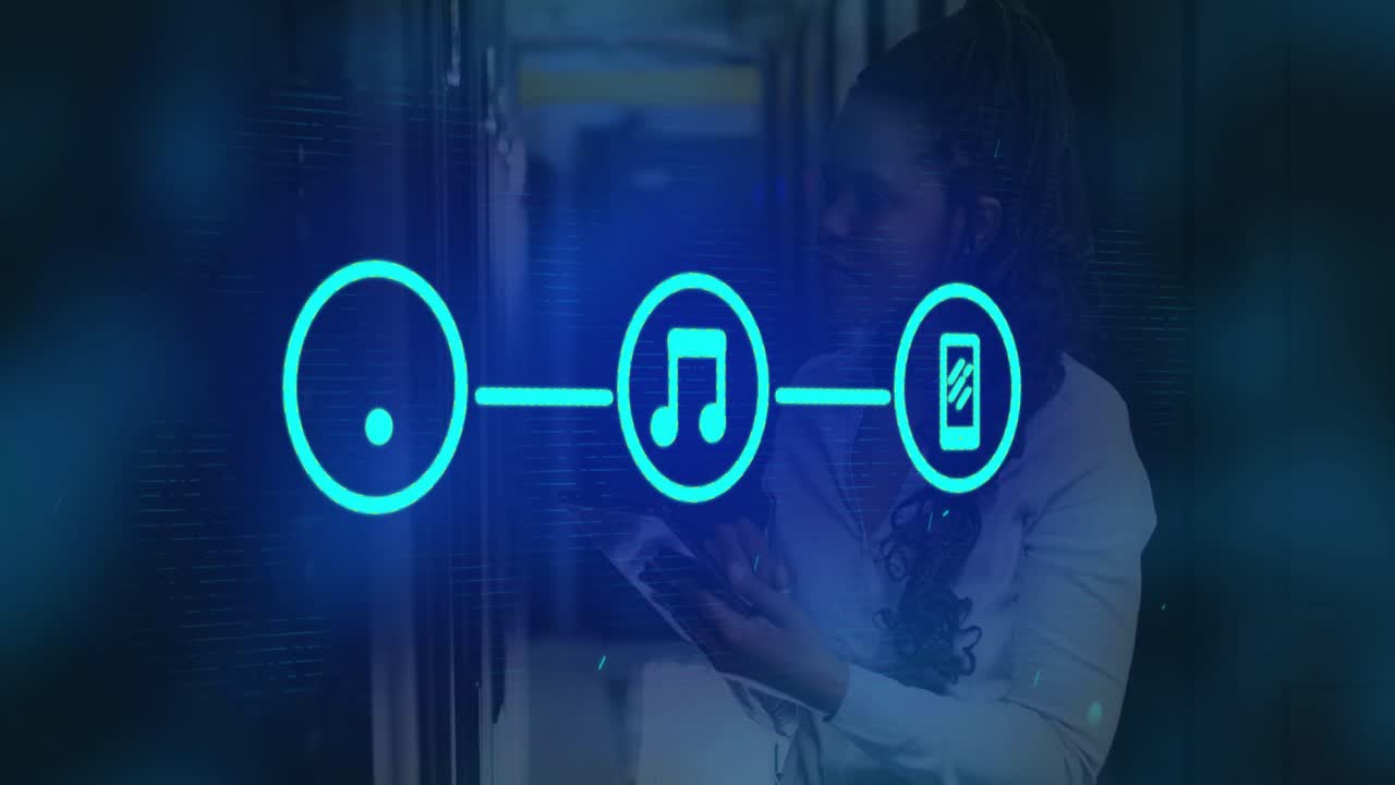 Tecnico IT che scorre un tablet per il monitoraggio della rete, causando icone di wifi, musica e smartphone pulsanti