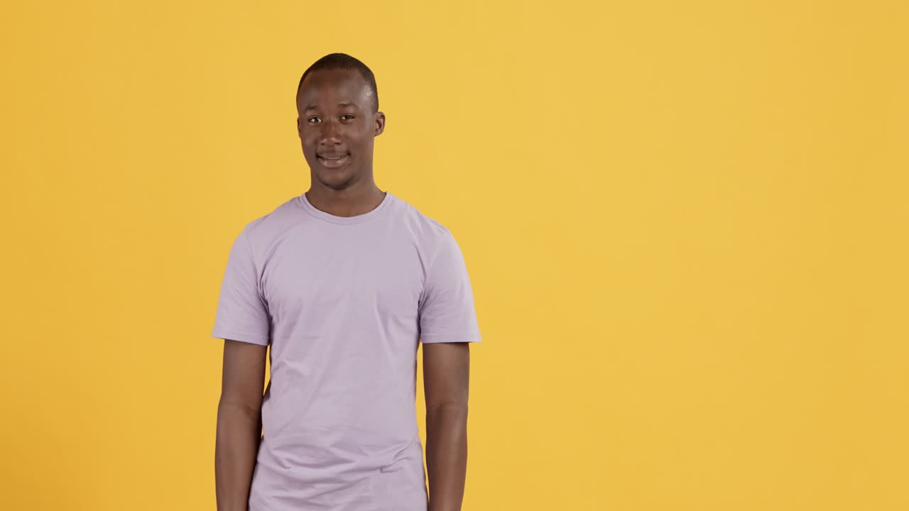 hombre señalando con expresión de sorpresa