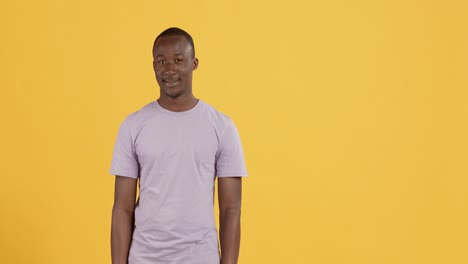 man wijst met een verrassende uitdrukking