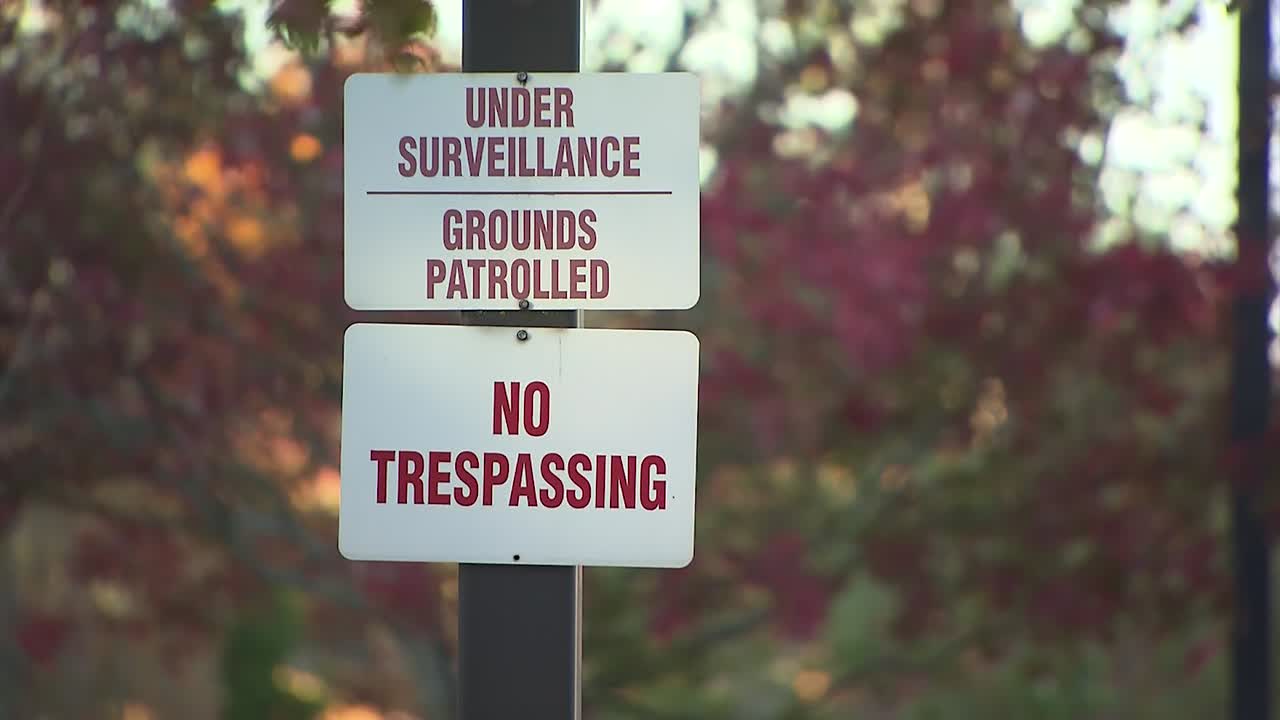 감시하에. 경내 순찰. 무단침입 금지 표지판