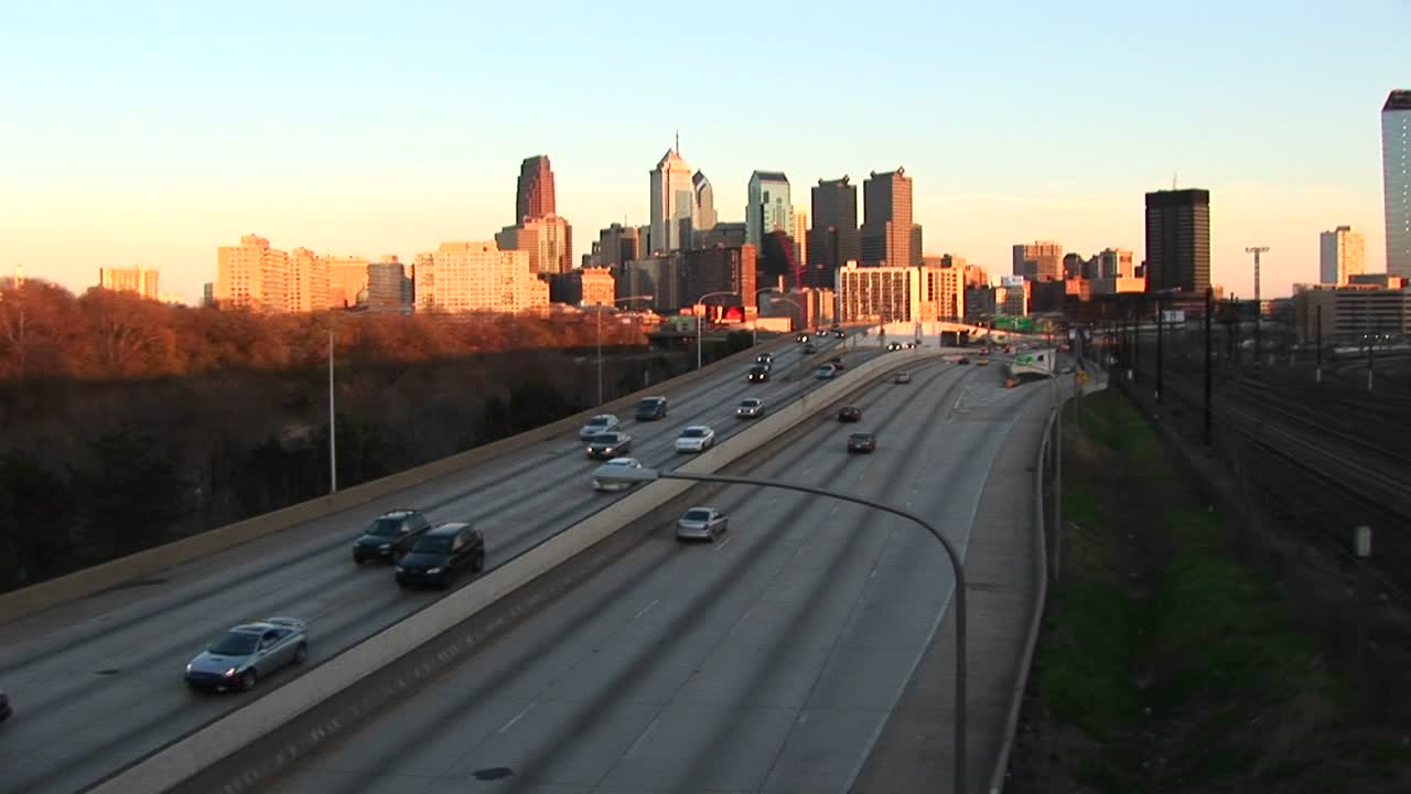 시카고는 분리된 고속도로를 통해 차량이 도시로 들어오고 나가는 골든아워 동안 빛납니다.