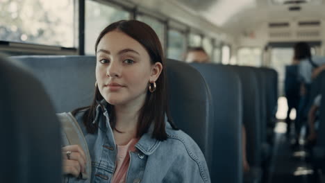 Linda-Colegiala-Posando-En-El-Autobús-Escolar-De-Cerca.-Colegiala-Morena-Sentada-En-El-Autobús.