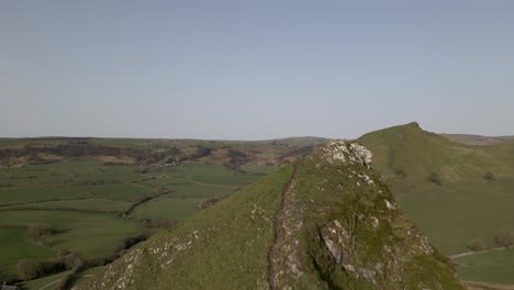 Luftaufnahmen-Von-Drohnen,-Die-Entlang-Eines-Bergrückens-Im-Peak-District-Fliegen