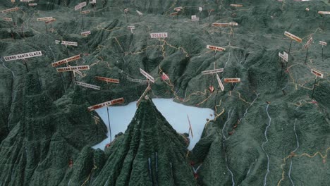 el lago aitlan rodeado de altas montañas, como se ve en el mapa de relieve 3d