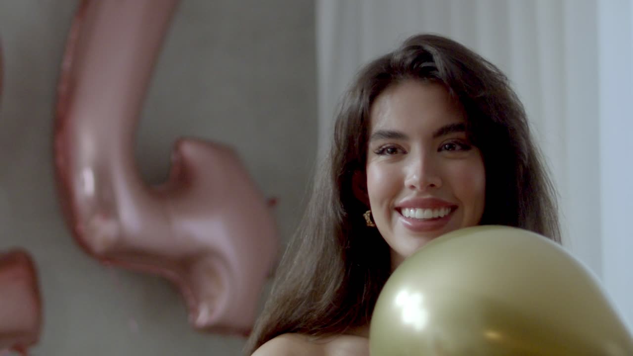 밝은 미소와 긍정적 인 낙관적 인 태도로 장식 된 여성 얼굴