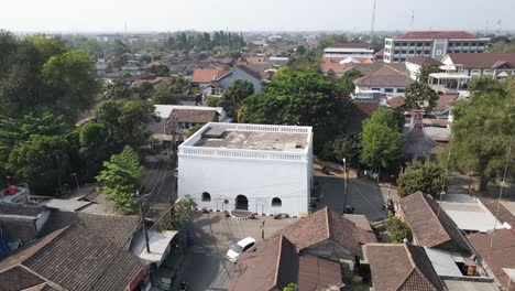 Vista-Aérea,-Kandang-Menjangan-O-Panggung-Krapayak,-Que-Forma-Parte-Del-Eje-Imaginario-Del-Palacio-De-Yogyakarta,-Luce-Elegante-Con-Sus-Paredes-Blancas.