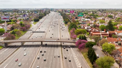 miles de vehículos cruzando la carretera panamericana de varios carriles en vista de drones desde arriba