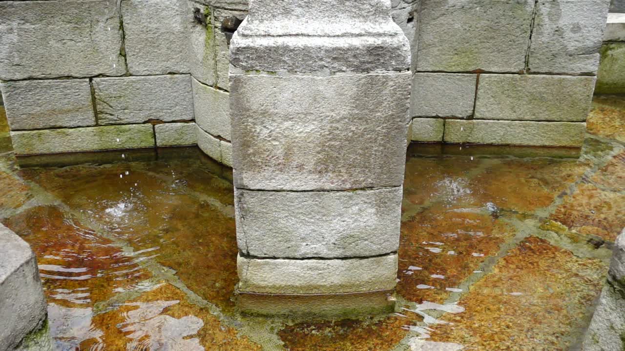 La fontana nel centro storico de La Coruña, Spagna. Al rallentatore.