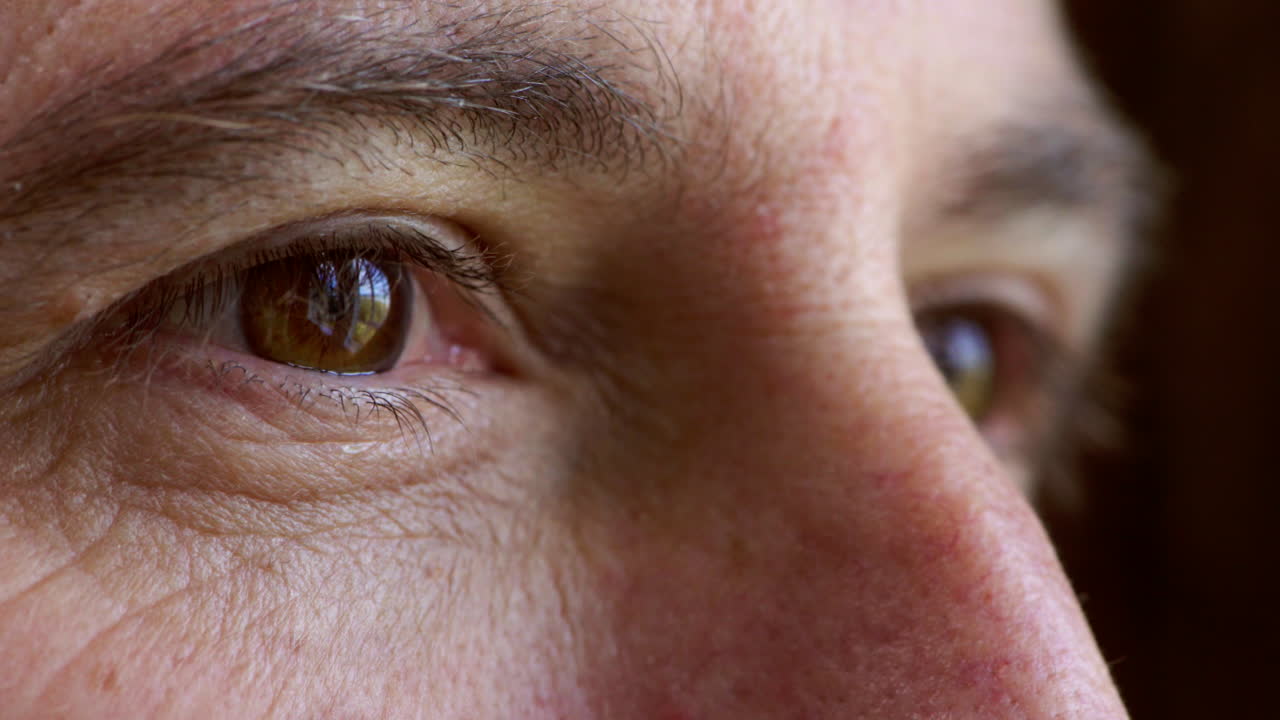 primer plano de un hombre maduro pensando en el pasado