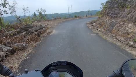 Motociclista-Montando-Bicicleta-En-Senderos-Forestales-Durante-El-Día-Desde-Un-ángulo-Plano