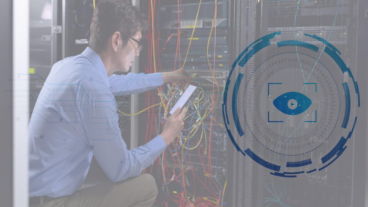 animación retina escáner redondo contra ingeniero masculino asiático usando tableta digital en la sala de servidores