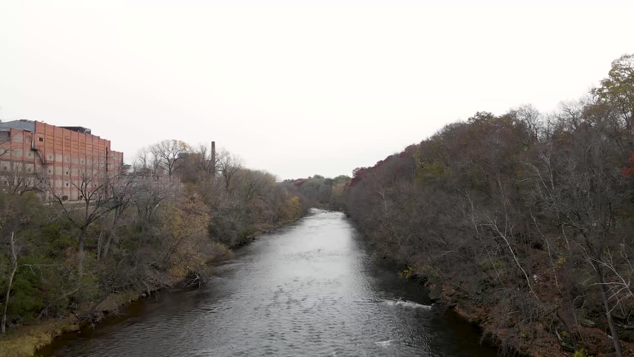 deslizándose por el río chippewa en eau clare wisconsin con un antiguo edificio de piedra
