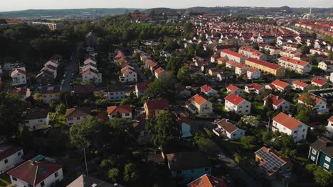 Sorprendentes-Imágenes-Aéreas-Sobre-La-Parte-Suburbana-De-Gotemburgo,-Suecia-Llamada-Karralund-1