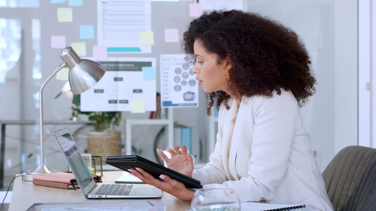 mujer de negocios que trabaja en la oficina