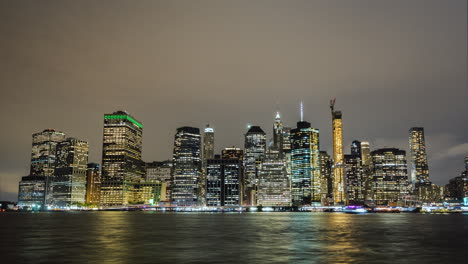 Vista-Del-Bajo-Manhattan-En-La-Noche-Del-Distrito-De-Negocios-De-Nueva-York-Timelapse-Nocturno