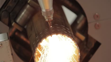 corte con láser y gas de metal, tecnología industrial moderna.