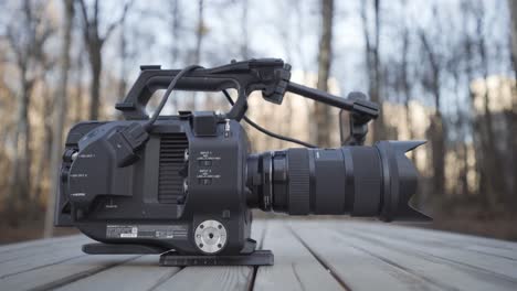 cámara de cine sony con lente en una mesa de madera