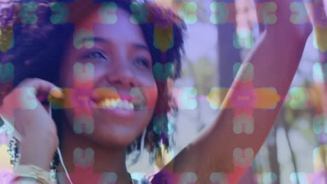 mujer con auriculares y bailando contra un fondo de movimiento hipnótico