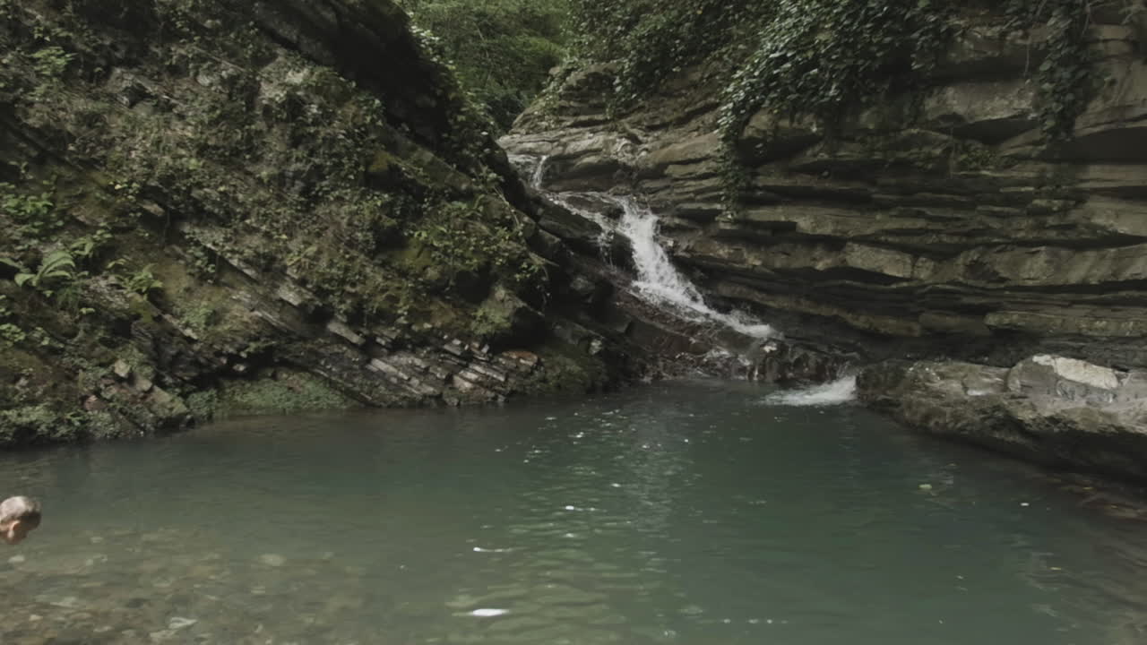 바위 협곡 에 숨겨진 폭포
