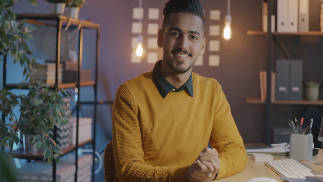 hombre en el entorno de la oficina