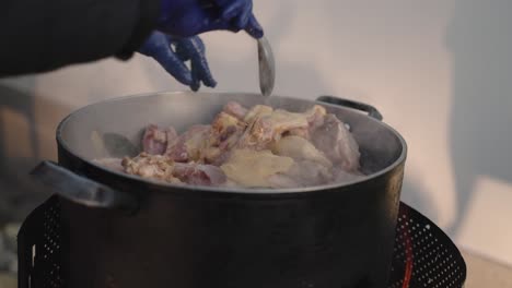agitar el pollo sazonado en una olla de vapor
