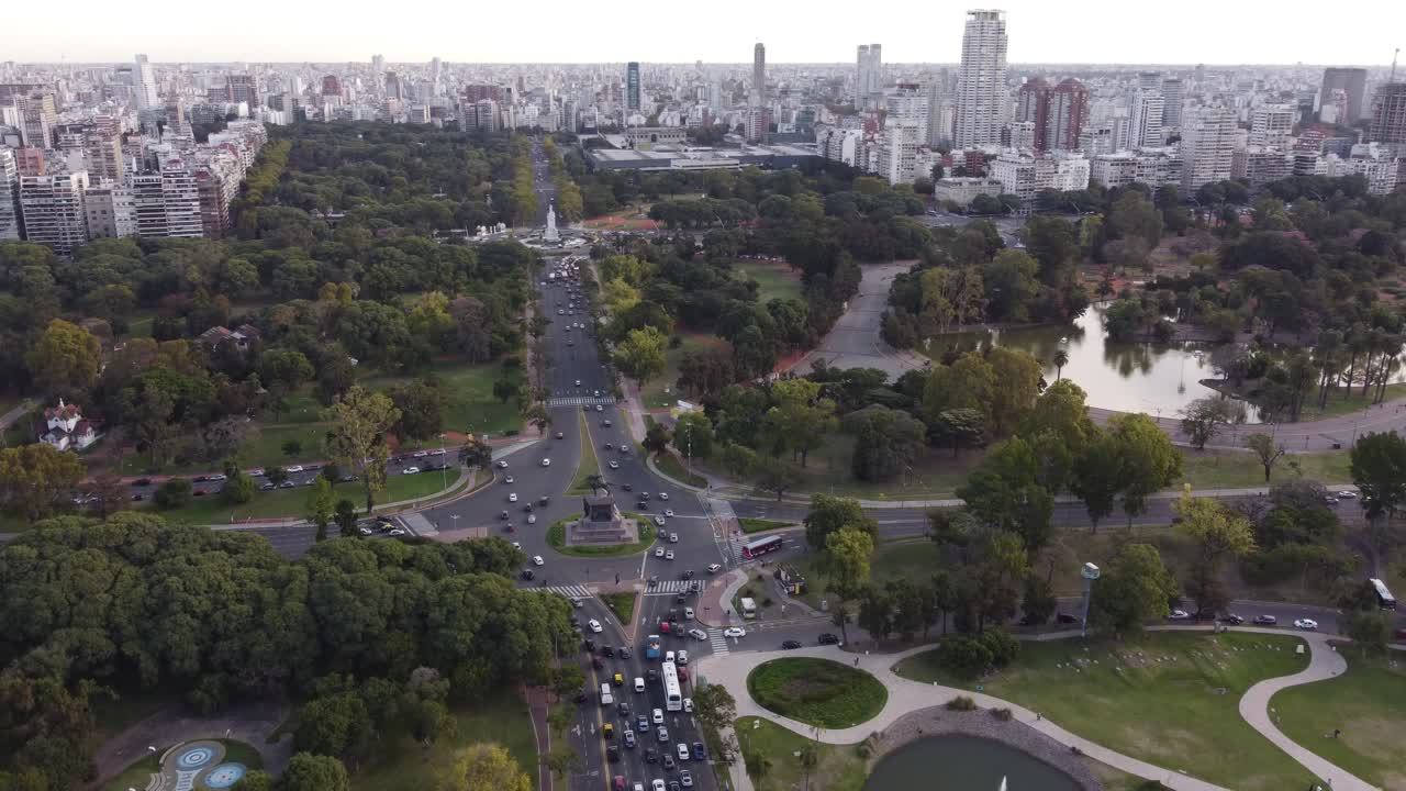 vista aérea giratoria de la concurrida intersección del parque palermo.