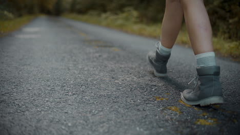 Mujer-Usando-Zapatos-Caminando-Por-La-Carretera