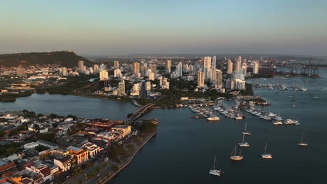 vista aérea ao redor da ponte romana e do clube de pesca de cartagena marina, pôr do sol em manga, colômbia