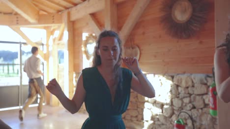 la energética dama de honor bailando con alegría y encanto, iluminando la celebración de la boda con movimientos graciosos