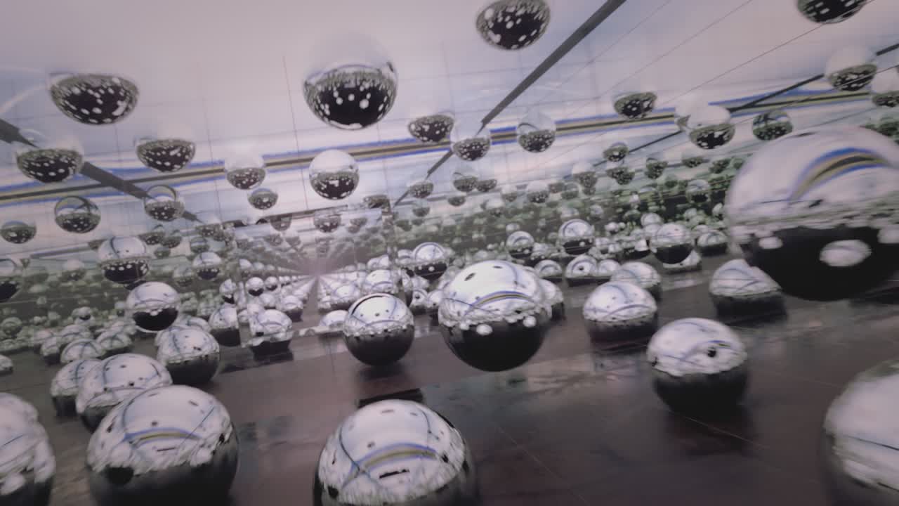 무한한 거울 방은 구들로 가득 차 있습니다.