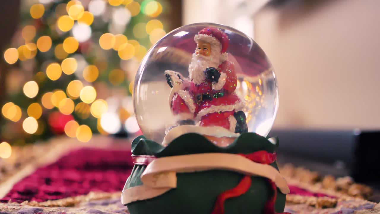 santa bola de nieve con árbol de navidad en segundo plano.