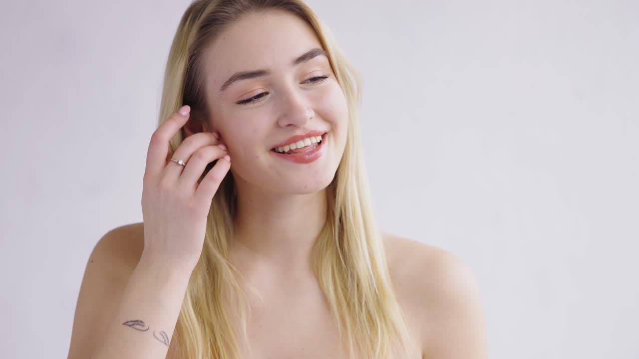 금발 머리카락 을 가진 미소 짓는 여자 의 초상화