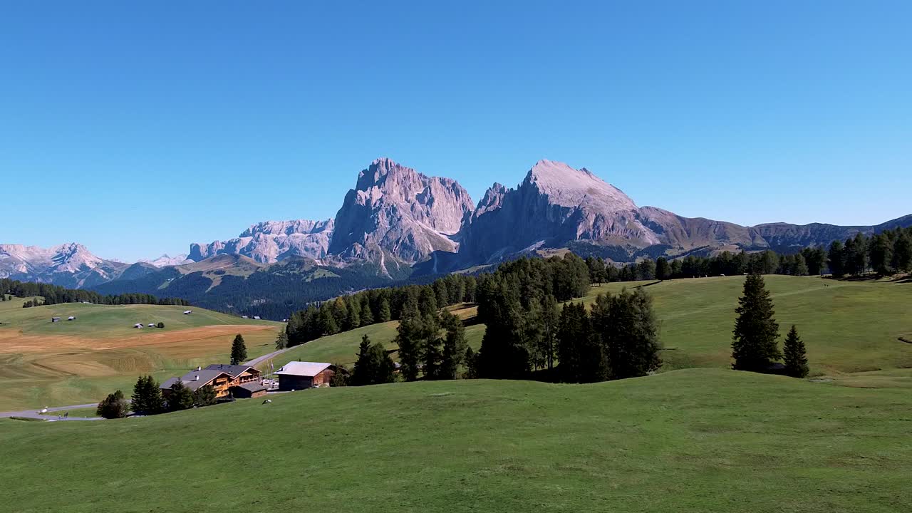 chica de pie frente a altas montañas rocosas
