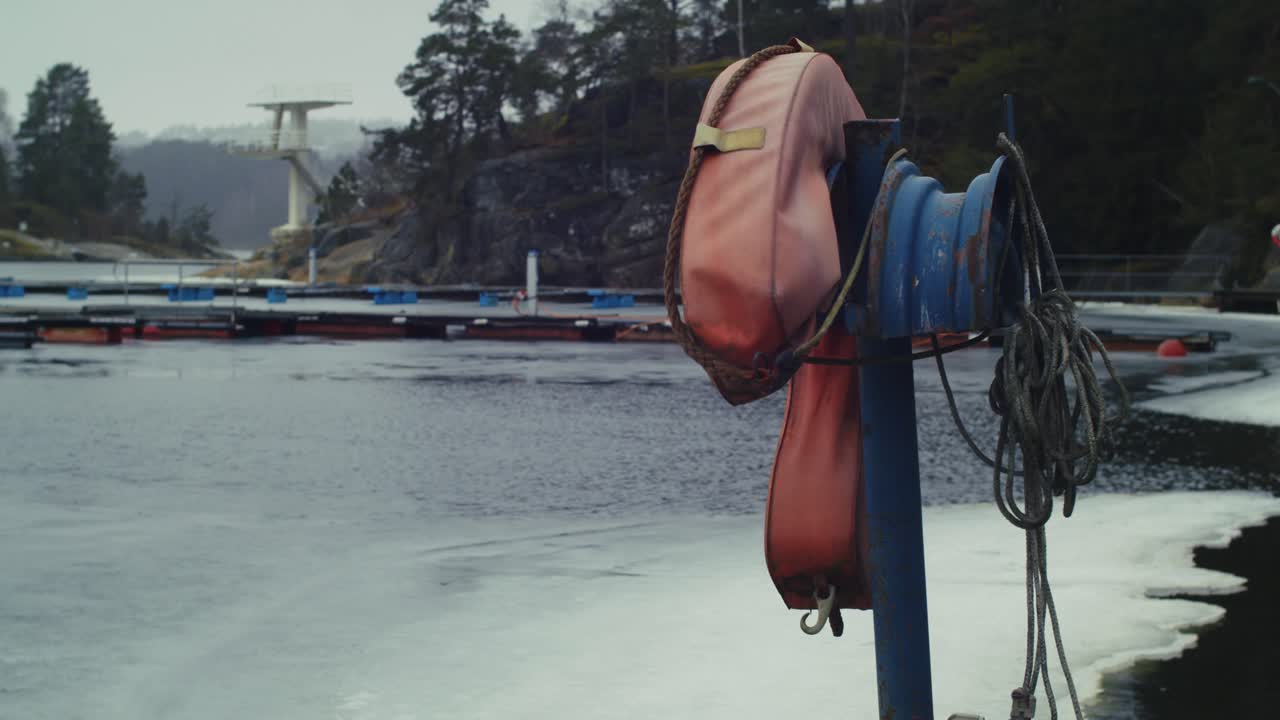 Un giubbotto di salvataggio appeso a un palo su un lago ghiacciato in Norvegia.