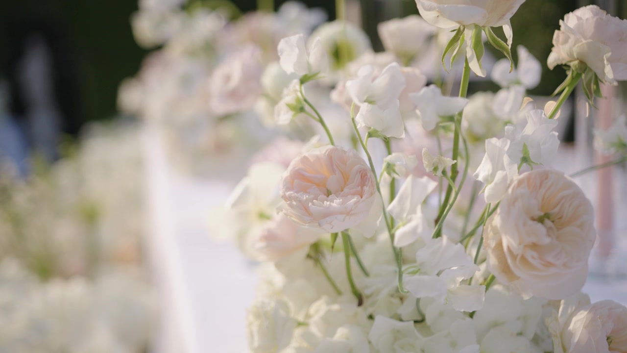 Decorazioni floreali di lusso per matrimoni su tavolo elegante.