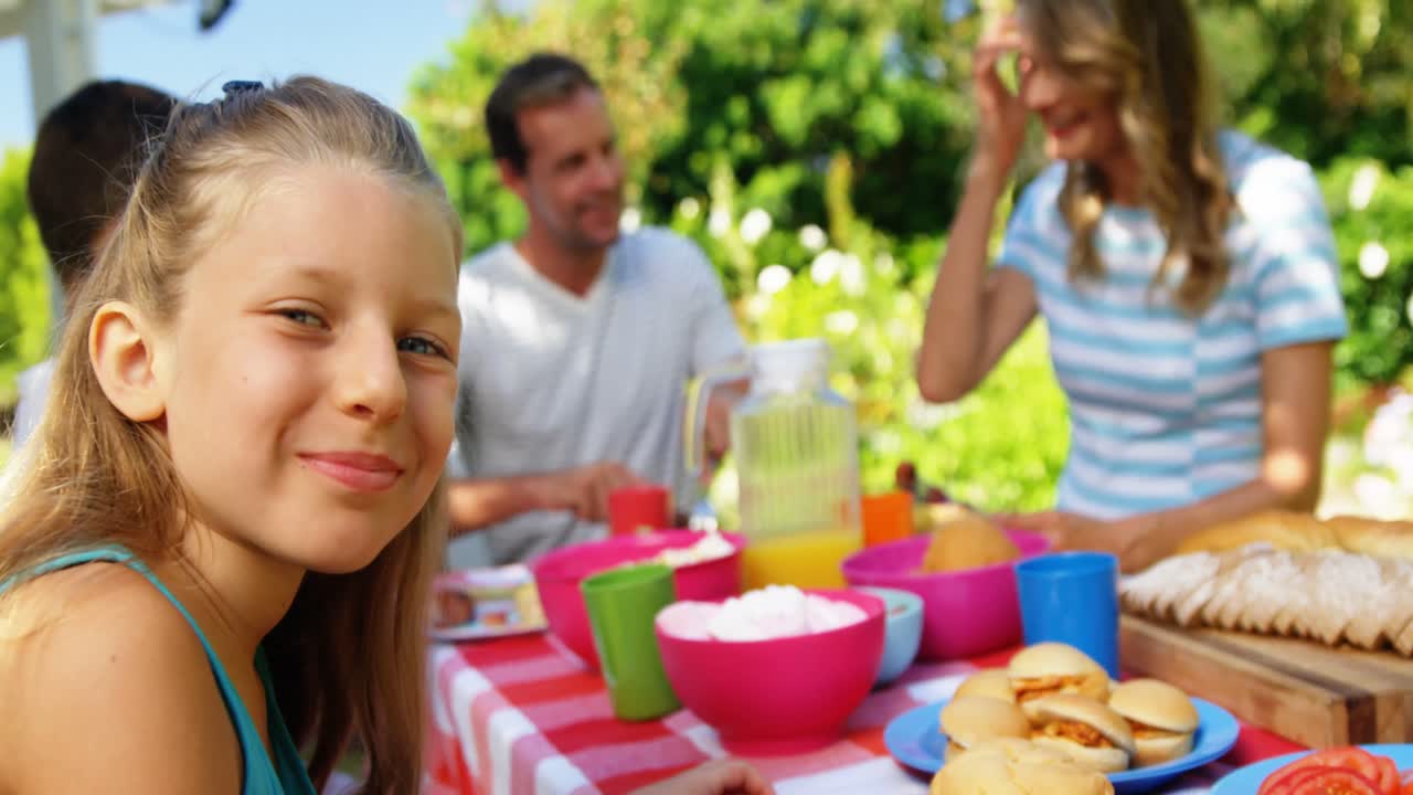 comiendo en familia en el jardín de la casa