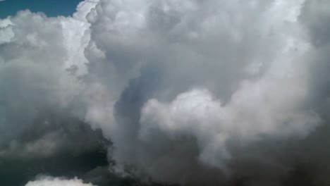 lapso de tiempo de formación de nubes oscuras y ondulantes