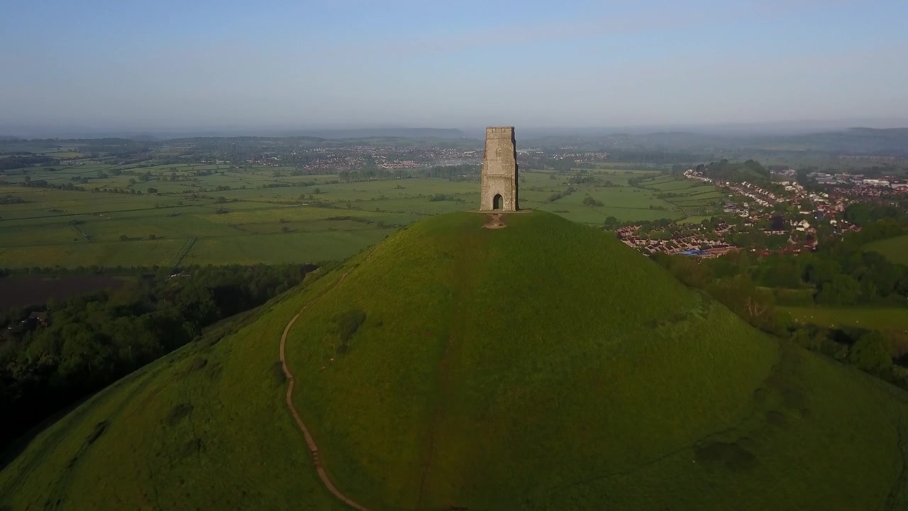 Ujęcie z podejścia na tyły Glastonbury Tor, z wysokości, z której widać miasto wraz z Somerset