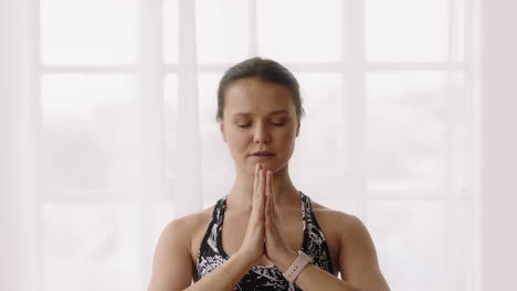 hermosa mujer caucásica practicando yoga sentado oración pose meditación disfrutando de un estilo de vida saludable en casa estirando el cuerpo flexible