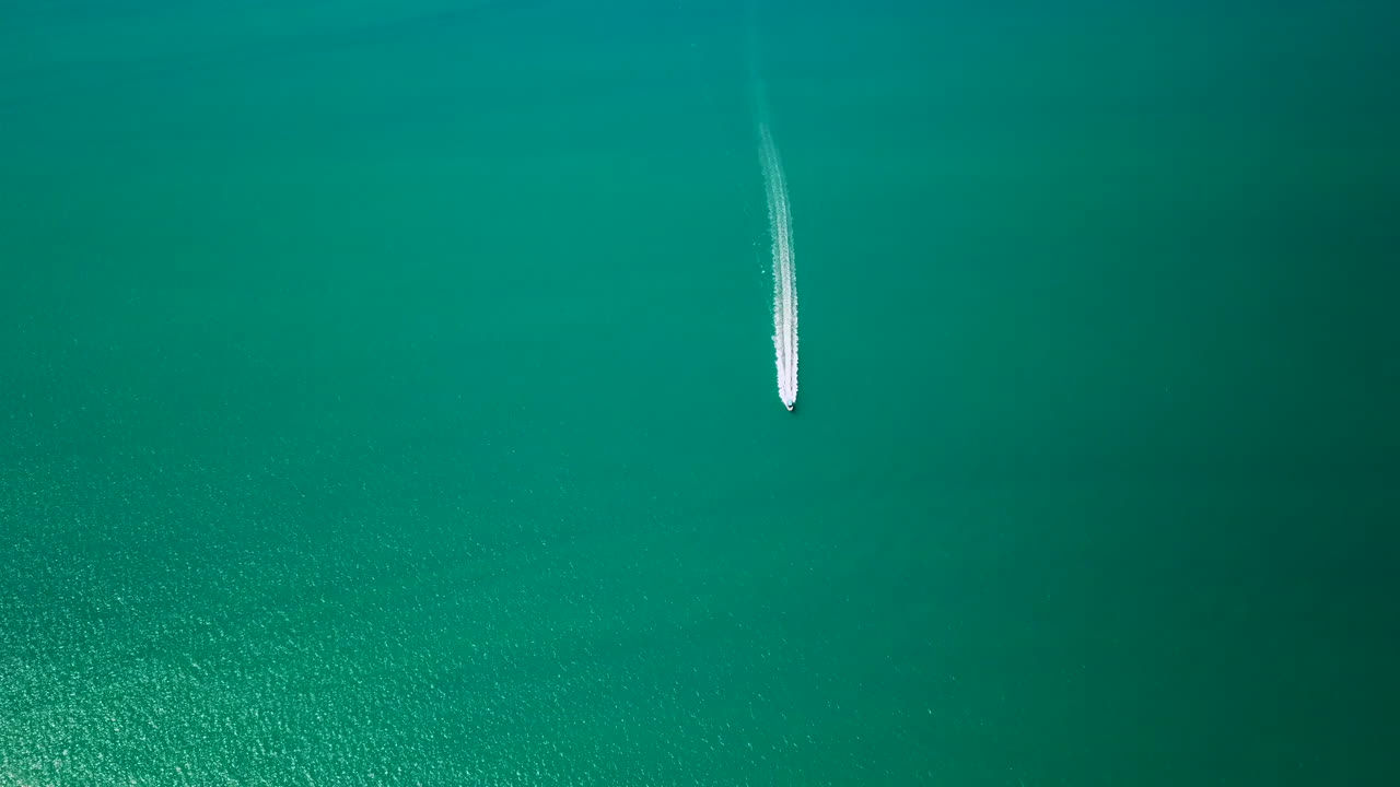 호주 케이프 트러블레이션 근처에서 보트를 타다