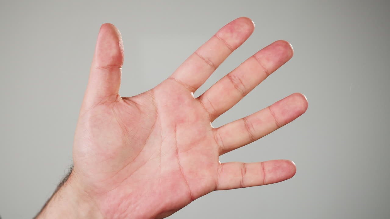 Primo piano di una mano umana che si apre per mostrare il palmo