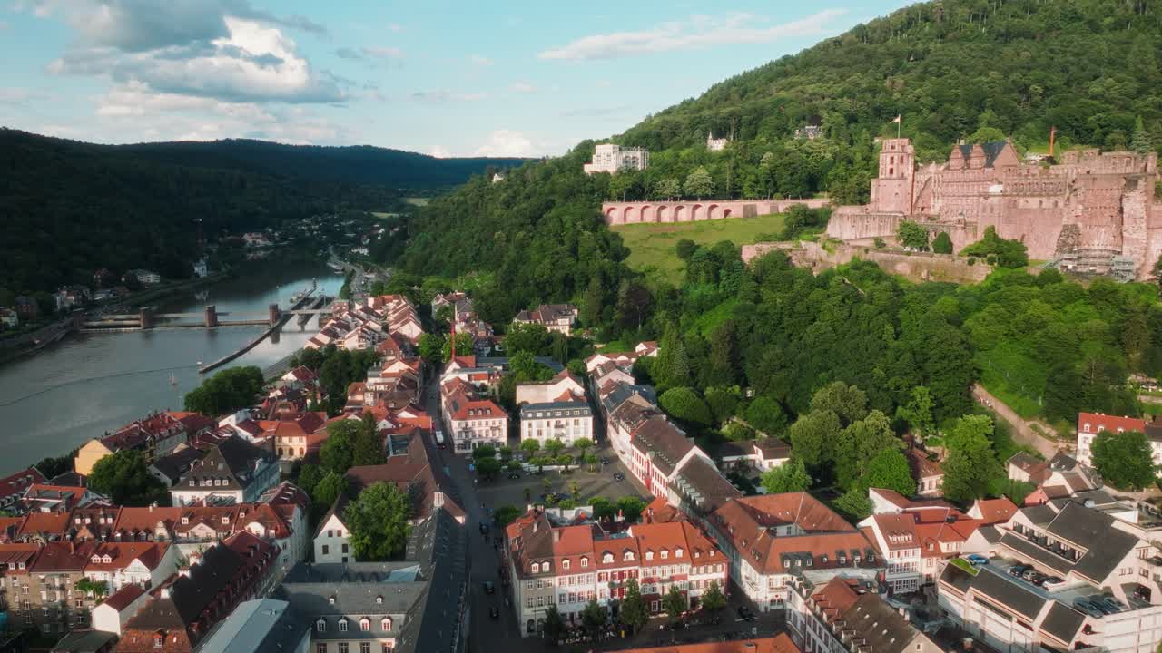La città di Heidelberg lungo il fiume Neckar con la vista del Castello di Heidelberg di sera, ripresa con drone