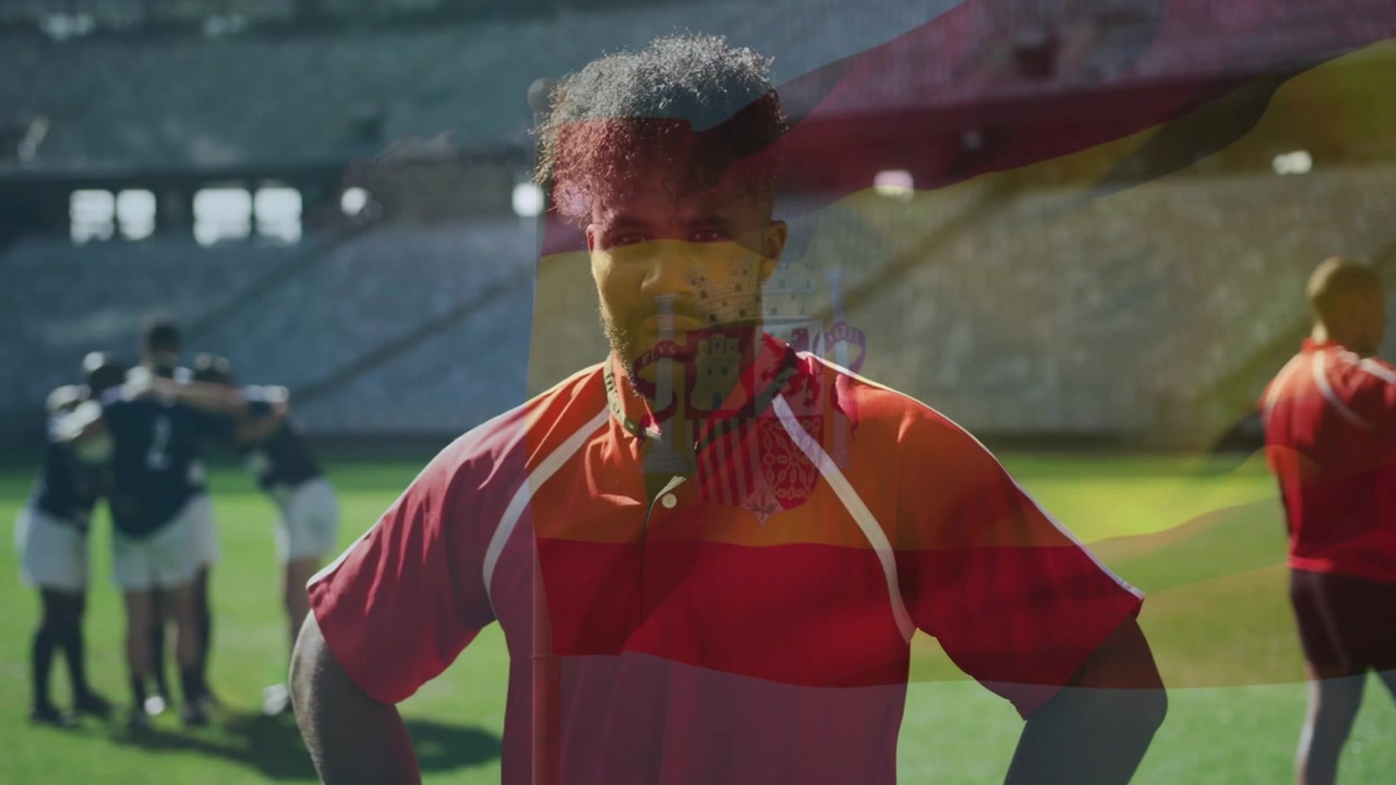 Clip sportiva: un giocatore in rosso è in piedi al centro, una bandiera sventola mostrando l'emblema, la telecamera si avvicina per l'inizio.