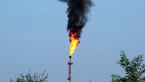 Das-Abfackeln-Von-Gas-Erzeugt-Schwarzen-Rauch-Vor-Einem-Klaren-Blauen-Himmel