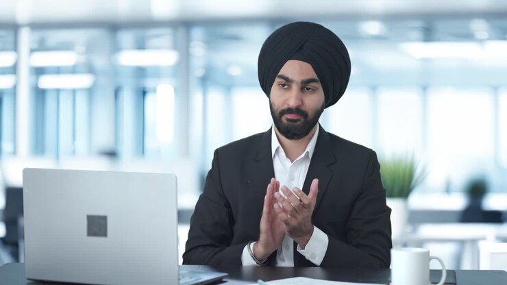 uomo d'affari indiano sikh che apprezza i dipendenti