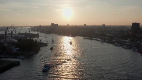 Hamburger-Hafen-Zur-Goldenen-Stunde-Mit-Sonne-Und-Russischer-Yacht-Im-Schuss-Während-Der-Hamburger-Kreuzfahrttage