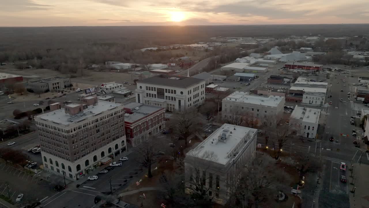 el centro de jackson, tennessee con el video del dron moviéndose hacia los lados