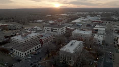 El-Centro-De-Jackson,-Tennessee,-Con-Un-Vídeo-De-Un-Dron-Moviéndose-De-Lado